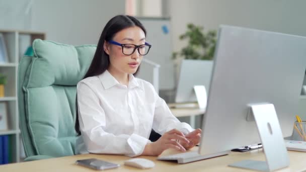 Young Asian Business Woman Worker Employee Working Computer Laptop Sitting — стокове відео