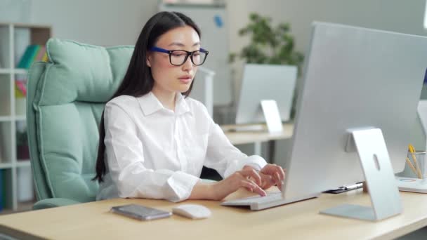 Exhausted Overworked Asian Office Worker Sitting Workplace Severe Headache Massaging — Video Stock