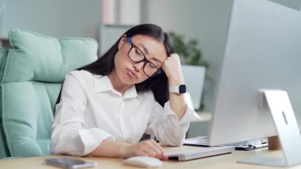 Erschöpft Vom Stress Überlastete Junge Asiatische Arbeiterin Büro Computertisch Die — Stockvideo