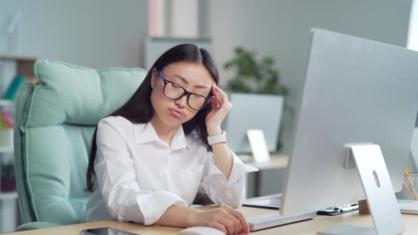 Exhausted Overworked Asian Office Worker Sitting Workplace Severe Headache Massaging — Video Stock