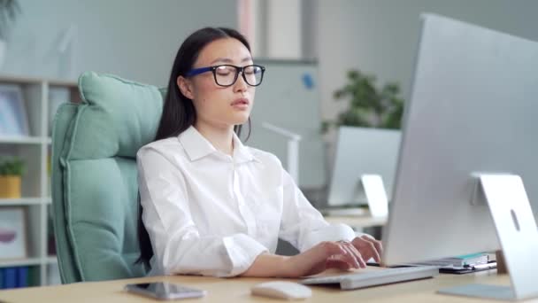 Tired Asian Young Female Employee Pain Muscles Neck Spine Hard — Video Stock