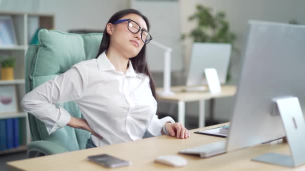 Young Asian Woman Affected Back Ache Workplace Female Backpain Sitting — Αρχείο Βίντεο