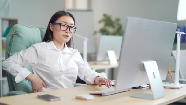 Young Asian Woman Affected Back Ache Workplace Female Backpain Sitting — Stockvideo