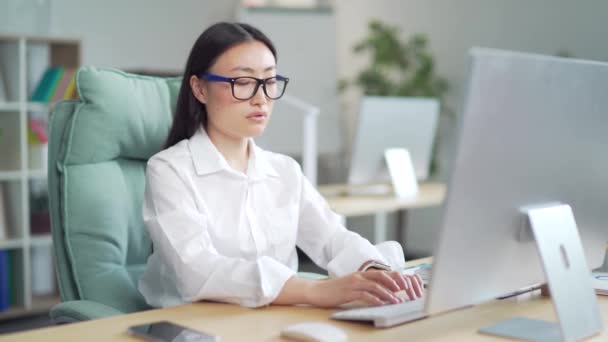 Young Asian Woman Worker Employee Entrepreneur Stomach Pain Poisoning Premenstrual — Stock videók