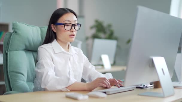 Asian Businesswoman Employee Office Worker Sitting Desk Hot Workplace Air — Vídeos de Stock