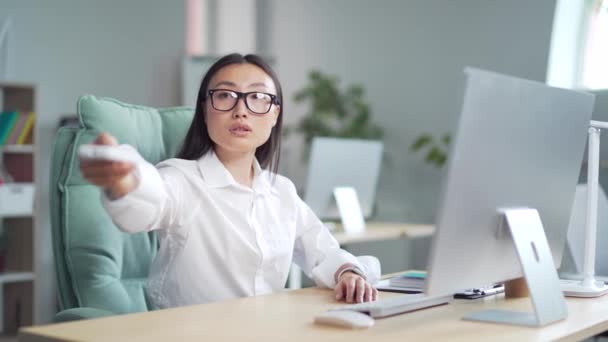 Woman Employee Entrepreneur Office Worker Turn Remote Control Air Conditioner — Vídeo de stock