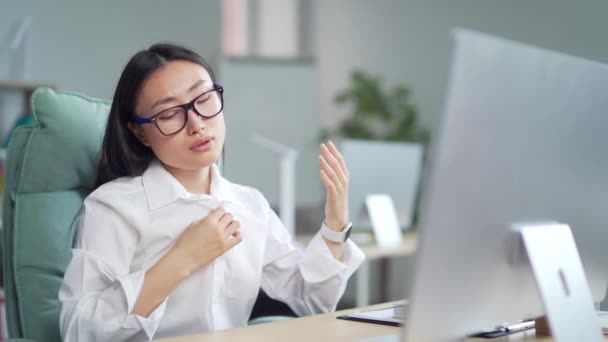Asian Businesswoman Employee Office Worker Sitting Desk Hot Workplace Air — Stockvideo