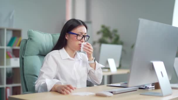 Kranke Junge Asiatische Geschäftsfrau Hustet Büroarbeitsplatz Mitarbeiter Die Sich Innenräumen — Stockvideo