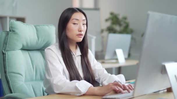 Portrait Young Attractive Asian Woman Employee Entrepreneur Female Worker Sitting — Stockvideo