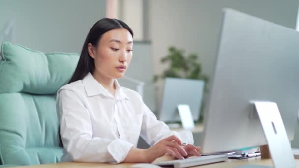 Portrait Young Attractive Asian Woman Employee Entrepreneur Female Worker Sitting — Vídeo de stock