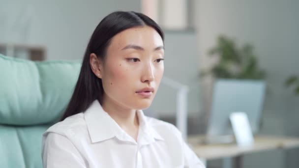Portrait Young Attractive Asian Woman Employee Entrepreneur Female Worker Sitting — Vídeo de stock