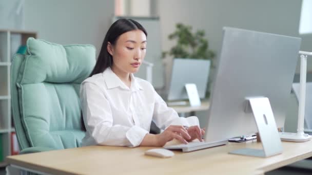 Portrait Young Attractive Asian Woman Employee Entrepreneur Female Worker Sitting — стокове відео