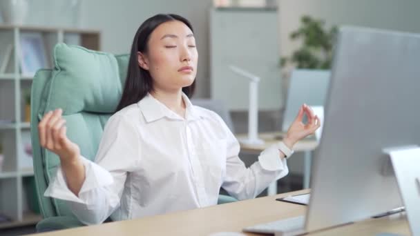 Aziatische Jonge Vrouw Werknemer Mediteren Werkplek Het Kantoor Vrouwelijke Werknemer — Stockvideo