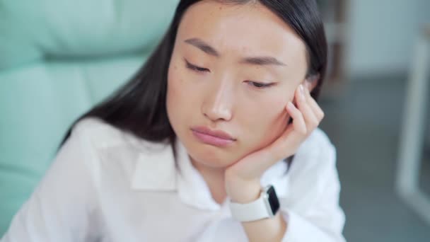 Nudí Ospalý Asijský Kancelářský Pracovník Sedící Pracovišti Počítačového Stolu Opírající — Stock video
