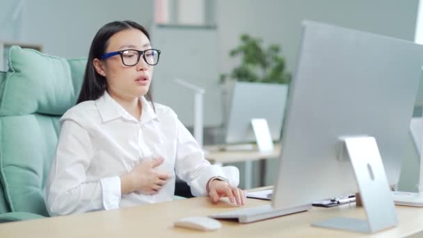 Genç Asyalı Ofis Çalışanı Yerinde Panik Atak Geçiriyor Ofisteki Kadın — Stok video
