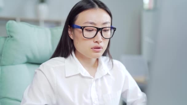 Genç Asyalı Ofis Çalışanı Yerinde Panik Atak Geçiriyor Ofisteki Kadın — Stok video