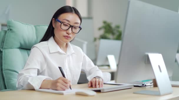 Asian Business Woman Office Worker Conference Calling Laptop Computer Making — Αρχείο Βίντεο