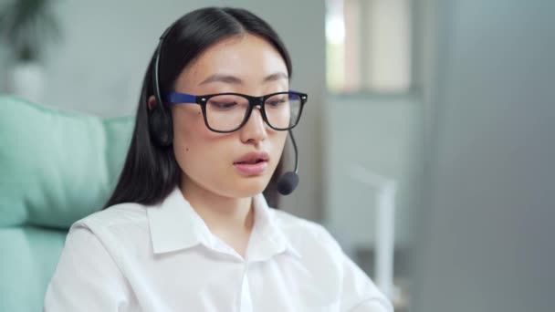 Bedrijfsleider Werkt Customer Support Service Hulplijn Telesales Gericht Azië Vrouw — Stockvideo