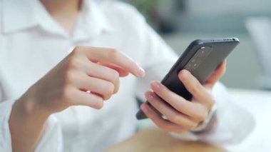 Kapalı bir iş kadını ev telefonunda cep telefonuyla mesaj yazıyor, genç bir kız akıllı telefonda sohbet ediyor. Öğrenci kadın ellerini bilgisayar masasında kullanarak, gezinerek, sohbet ederek, mesajlaşarak kapat 