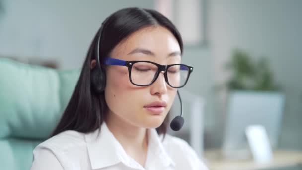 Close Portrait Asian Young Woman Employee Help Desk Costumer Service — Stock Video