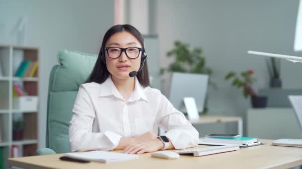 Corporate Operator Working Customer Support Service Helpline Telesales Asia Woman — Stockvideo