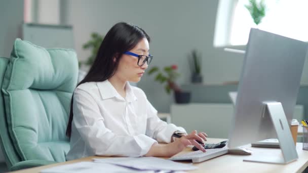 Young Asian Woman Accountant Clerk Working Documents Office Workplace Busy — 图库视频影像