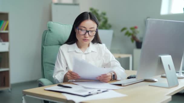 Difficult Asian Woman Employee Deal Paperwork Documents Stressed Businesswoman Confused — Stockvideo