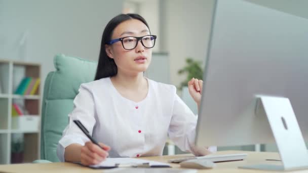 Young Asian Female Doctor Therapist Giving Consultation Patient Remotely Online — Vídeo de Stock