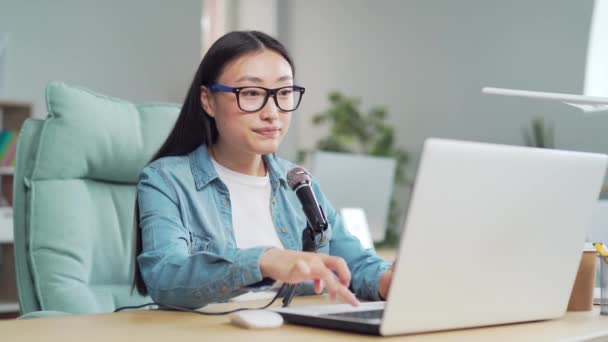Mladá Krásná Asijská Žena Nahrávat Audio Podcast Žena Úřadu Pomocí — Stock video
