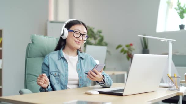 Young Stylish Asian Woman Employee Office Worker Listen Music Headphones — Vídeo de Stock