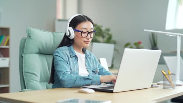 Stylish Trendy Young Asian Woman Working Laptop Computer Listening Music — Vídeos de Stock