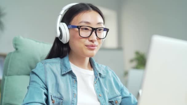 Stylish Trendy Young Asian Woman Working Laptop Computer Listening Music — Vídeo de Stock