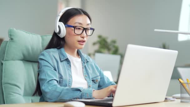 Stylová Módní Mladá Asijská Žena Pracující Notebooku Poslouchat Hudbu Zvuky — Stock video