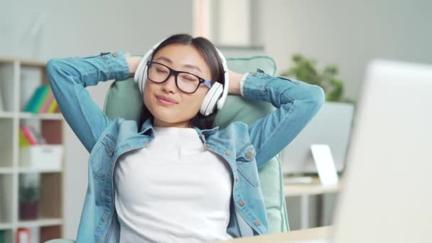 Young Asian Woman Relax Listening Music Break Workplace Office Home — Αρχείο Βίντεο