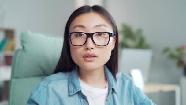 Modern Ofisteki Genç Kadınının Portresi Asyalı Kadın Öğrenci Çalışan Yerinde — Stok video