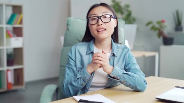 Fiatal Gyönyörű Ázsiai Beszél Videohívás Online Üzletasszony Dolgozik Modern Irodában — Stock videók