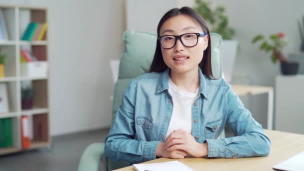 Fiatal Gyönyörű Ázsiai Hallgatni Videohívás Online Üzletasszony Dolgozik Modern Irodában — Stock videók
