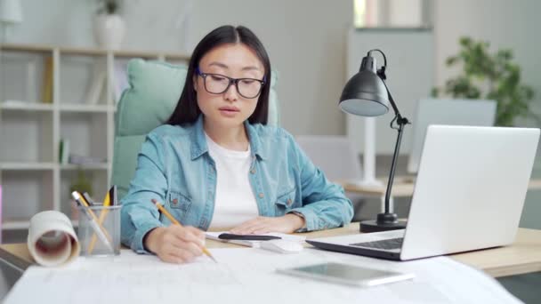 Young Creative Asian Woman Modern Designer Architect Sitting Desk Computer — Vídeo de stock