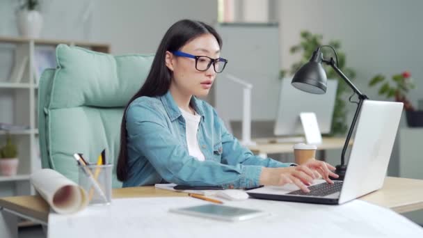 Young Creative Asian Woman Modern Designer Architect Sitting Desk Computer — Vídeo de stock