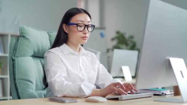 Młoda Azjatycka Kobieta Biznesu Pracownik Przedsiębiorca Pracownik Pracujący Laptopie Komputerowym — Wideo stockowe