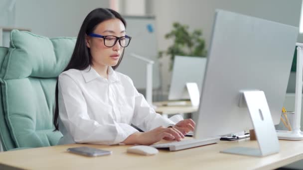 Young Asian Business Woman Worker Employee Entrepreneur Working Computer Laptop — Vídeos de Stock