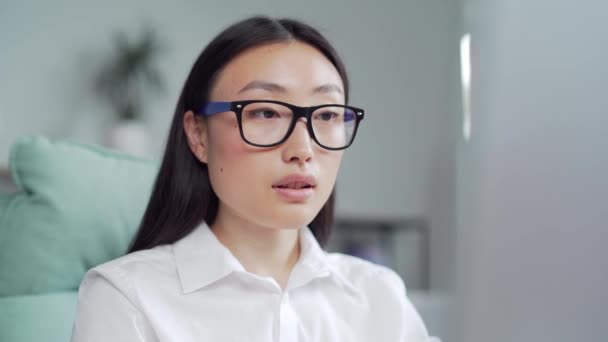 Young Asian Business Woman Worker Employee Entrepreneur Working Computer Laptop — 图库视频影像