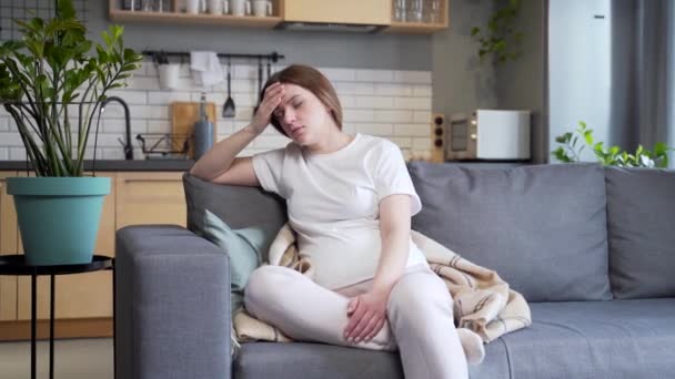 Вагітна Жінка Почувається Погано Страждають Ранковим Хворобливим Головним Болем Вдома — стокове відео