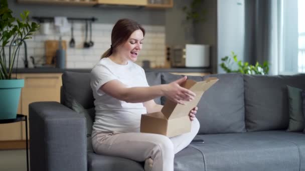 Schwangere Schöne Frau Erhielt Ein Paket Kurier Nach Hause Paket — Stockvideo