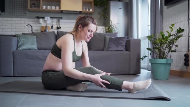 Pregnant Woman Stretching Muscles Training Workout Massages Her Leg Feels — Stok Video