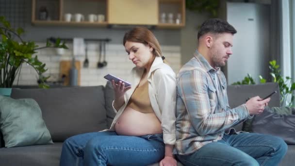 Familie Konflikt Skænderi Mand Gravid Kvinde Taler Ikke Sidder Sofaen – Stock-video