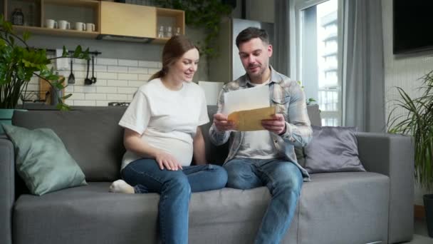Couple Opening Envelope Letter Happy Good News Positive Confirmation Sitting — Vídeos de Stock