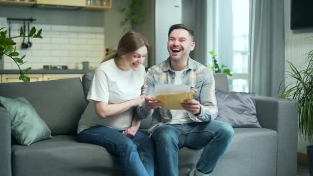 Couple Opening Envelope Letter Happy Good News Positive Confirmation Sitting — Αρχείο Βίντεο