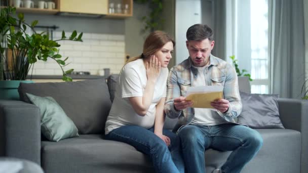 Upset Worried Couple Man Pregnant Woman Home Open Envelope Received — Vídeo de Stock