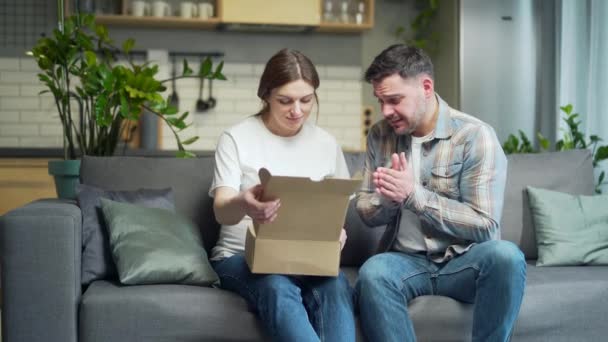 Shocked Frustrated Couple Customer Open Cardboard Box Receive Wrong Damaged — Stockvideo